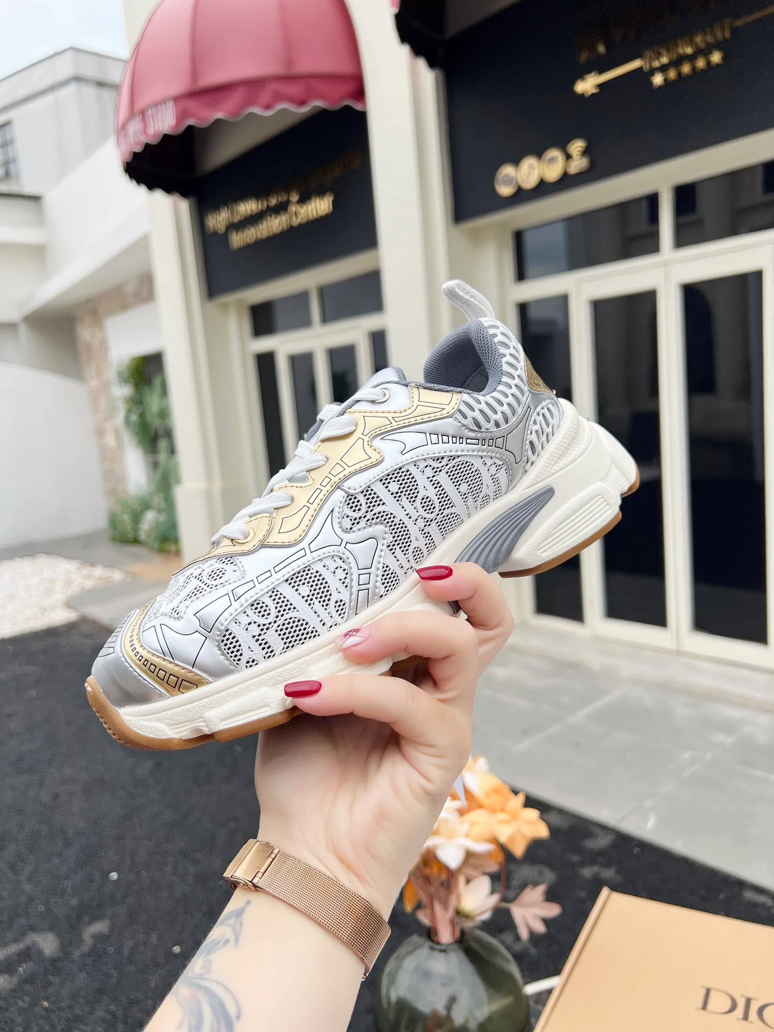 👟👟Ex-factory price 600👟👟 High version couple model🍸 Dior Dior | 2024 ˢˢDilraba, many stars have the same style. L’s 2024 spring and summer new products. The latest popular Chrono series, thick-soled mesh color-blocking running shoes, dad shoes, casual sports shoes series〰 Original purchase, development and production👍🏻This Dior Chrono sneaker is made of white and black mesh fabric with leather effect panels. The CD logo on both sides, the star patch on the tongue and the Dior logo on the heel, many details highlight the style. The two-tone laces, lightweight sole and star embellishment allow for a casual look all year round, complementing a variety of casual or elegant pieces. ♺Upper: Original imported first-layer cowhide + mesh ♺Inner lining: Original customized breathable lining ♺Outsole: Original molded EVA super light and super soft outsole ♺Heel height: 4.5cm ♺Size: Female 35-41 Male 39-45 (Female 40.41 Male 45 customized)